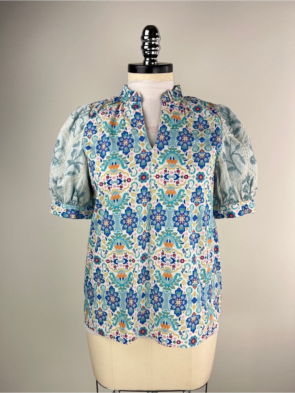 💚 3778. Floral Blue Puff Sleeve Split-Neck Top